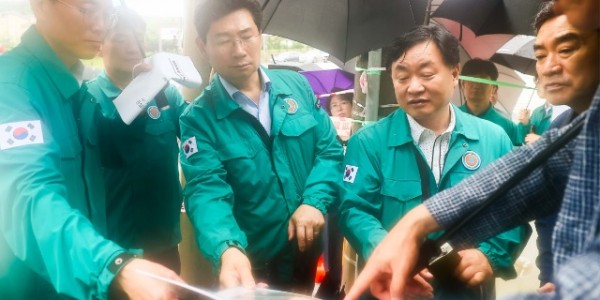 7-4. 이상일 용인특례시장이 18일 폭우로 인해 지반침하 현상이 발생한 수지구 성복동 현장에서 전문가들과 피해 방지 대책을 논의하고 있다..jpg
