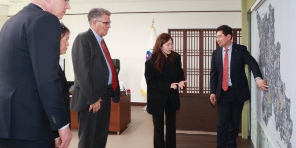 8. 지난 2월 용인특례시를 방문한 윌리엄슨 카운티 관계자들에게 이상일 용인특례시장이 시의 반도체 육성 정책을 소개하고 있는 모습. (1).jpg