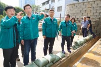 10-1. 이상일 용인특례시장이 집중호우로 인해 사면이 붕괴하고 토사가 유출된 기흥구 중동 공사현장을 방문해 대책 마련을 주문하고 있다..jpg