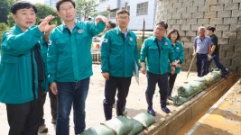 10-1. 이상일 용인특례시장이 집중호우로 인해 사면이 붕괴하고 토사가 유출된 기흥구 중동 공사현장을 방문해 대책 마련을 주문하고 있다..jpg