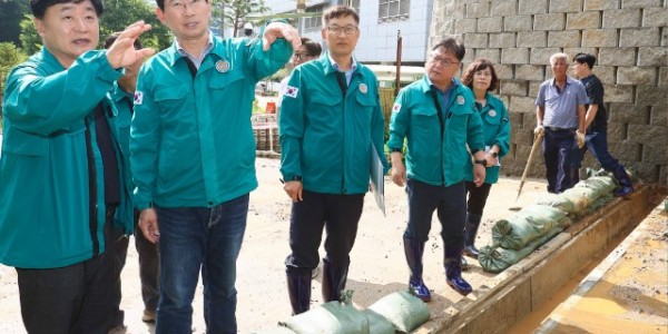 10-1. 이상일 용인특례시장이 집중호우로 인해 사면이 붕괴하고 토사가 유출된 기흥구 중동 공사현장을 방문해 대책 마련을 주문하고 있다..jpg