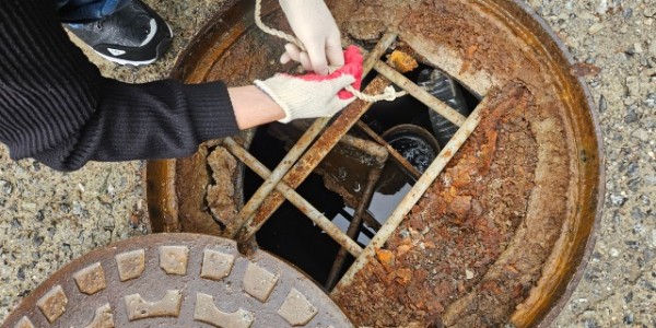 9. 용인특례시 수지구가 고기동 장투리천 주변의 수질을 보전하기 위해 개인하수처리시설을 점검한다..jpg