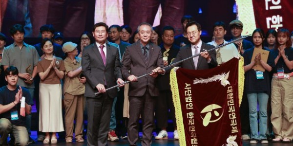 11-2. 이상일 용인특례시장이 내년에 대한민국연극제 개최지 인천광역시에 대회기를 이양하고 있다..jpg