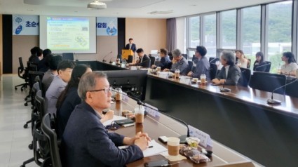 2-2. 용인특례시는 지난 22일 명지대학교 창조관에서 초순수 산업을 육성하고 전문 인력 양성 방안을 모색하기 위한 정책토론회를 열었다..jpg