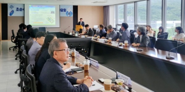 2-2. 용인특례시는 지난 22일 명지대학교 창조관에서 초순수 산업을 육성하고 전문 인력 양성 방안을 모색하기 위한 정책토론회를 열었다..jpg