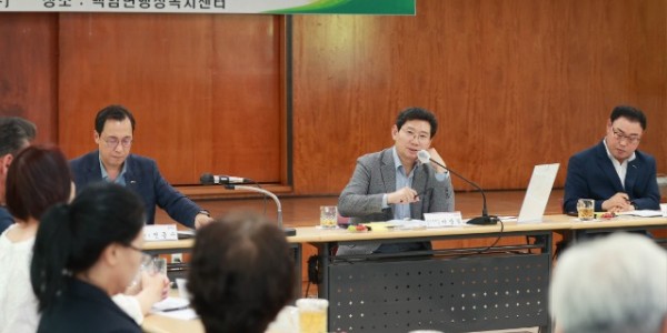 4-2. 이상일 용인특례시장이 24일 백암면 주민소통간담회에서 주민들과 이야기를 나누고 있다.jpg