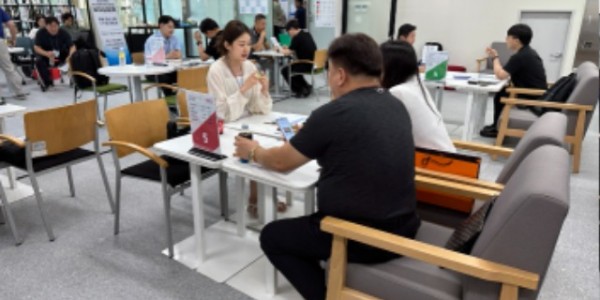 (사진1)중소기업들이 MD와 1대1 상담을 진행하고 있다..jpg