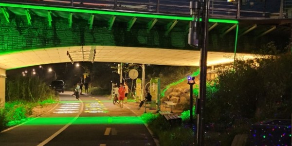 3. 용인특례시 처인구 천리 샘골1교 하천변에 설치된 경관조명.jpg