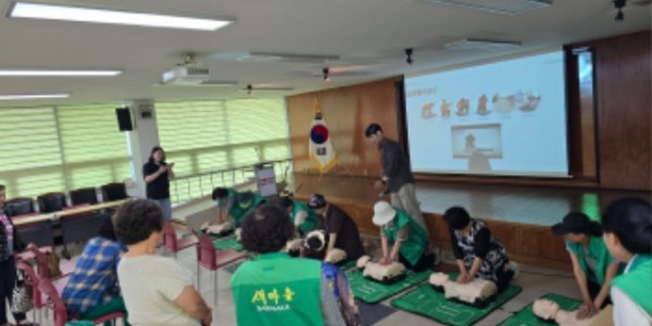 4. 용인특례시 처인구보건소가 읍면 지역 주민을 대상으로 진행한 심폐소생술 실습교육.jpg
