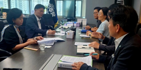 240731 정윤경 부의장과 더불어민주당 최종현 대표의원, 후쿠시마 오염수 방류 1주년 맞아 학교급식 수산물 안전관리 체계 점검.jpg