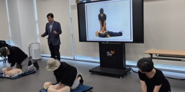5. 용인특례시 수지구보건소가 진행한 _우리가족을 부탁해_ 프로그램에서 진행된 심폐소생술 실습 교육.jpg