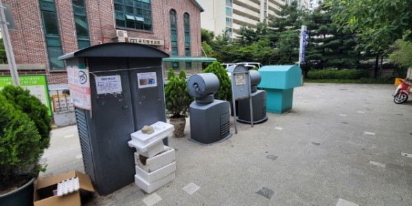 2. 수지구의 한 공동주택단지 내에 설치된 자동집하시설 투입구.jpg