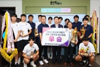 7. 5일 이상일 용인특례시장이 시청에서 열린 봉납식에서 _제32회 백록기 전국고교축구대회_와 _U17유스컵_ 동반우승을 차지한 용인시축구센터U18덕영 선수들의 미래를 응원했다..jpg