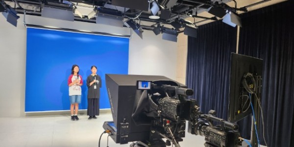 4-1. 용인특례시 꿈이룸 학생기자단이 크로마키 배경에서 영상을 촬영하고 있다..jpg