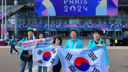 6-1. 이상일 용인특례시장은 7일 오전(현지시각) 프랑스 파리 스타드 드 프랑스에서 열린 2024 파리 올림릭 육상 남자 높이뛰기 예선에 참가한 용인특례시 소속 우상혁 선수 경기를 현장에서 응원했다.jpg