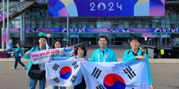 6-1. 이상일 용인특례시장은 7일 오전(현지시각) 프랑스 파리 스타드 드 프랑스에서 열린 2024 파리 올림릭 육상 남자 높이뛰기 예선에 참가한 용인특례시 소속 우상혁 선수 경기를 현장에서 응원했다.jpg