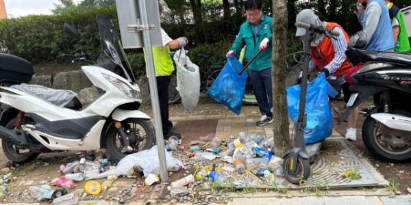8-1. 황규섭 기흥구청장(가운데)이 8일 농서동 일대서 불법 쓰레기를 수거하고 있다.jpg