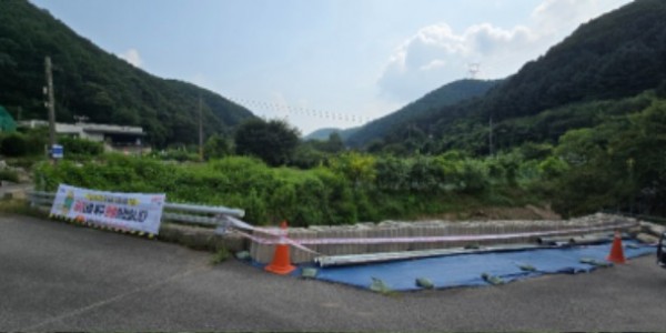 2-1. 용인시가 완장천 수해지역에 복구공사 안내를 한 모습.jpg