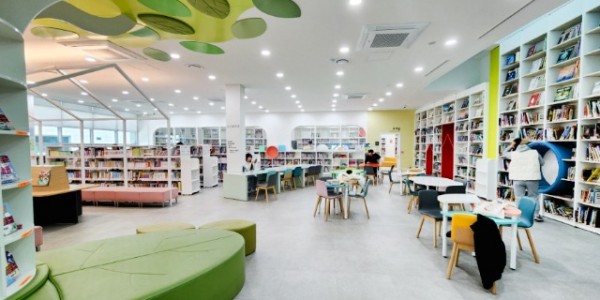 1. 용인특례시 수지도서관 어린이자료실 전경.jpg