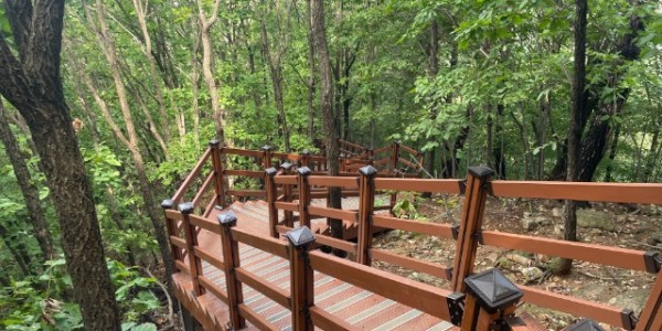 3. 기흥구가 석성산 등산로에 데크 계단을 설치했다.jpg