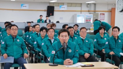 3-1. 이상일 용인특례시장이 19일 시청 을지연습장에서 을지연습 상황보고를 받고 있다.JPG