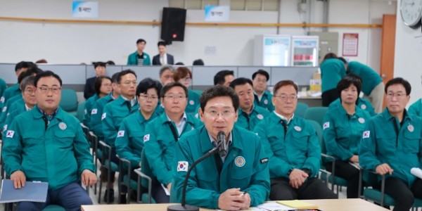 3-1. 이상일 용인특례시장이 19일 시청 을지연습장에서 을지연습 상황보고를 받고 있다.JPG