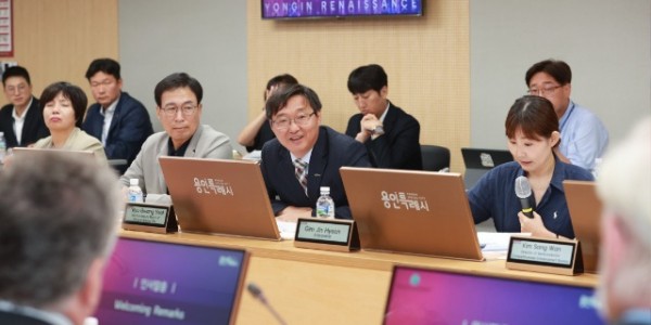 1-1. 19일 용인특례시와 미국 새크라멘토 경제위원회의 간담회가 시청에서 열렸다..JPG