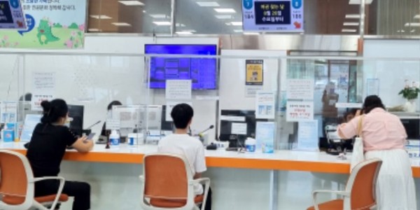 5-1. 용인특례시가 여권 신청인이 알기 쉽도록 여권민원실 창구 이름을 _여권접수_에서 _여권신청_으로 변경했다.jpg