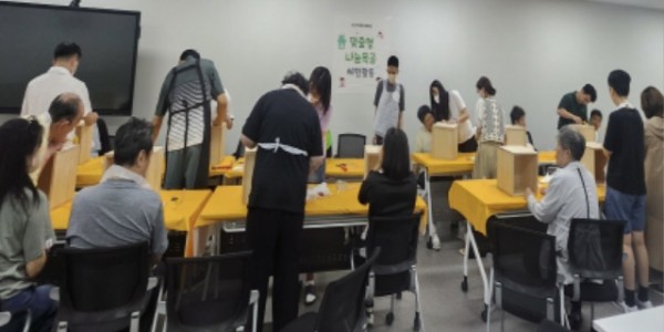 5-1. 용인특례시가 마련한 나눔목공 체험 프로그램에 참여한 청소년들의 모습.jpg