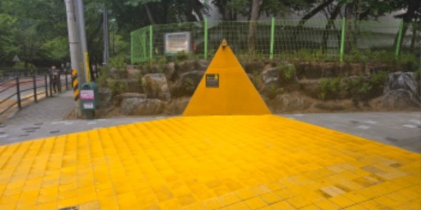 4-1. 용인특례시 수지구 상현초등학교 정문 앞 확장된 보행 신호 대기 장소.jpg