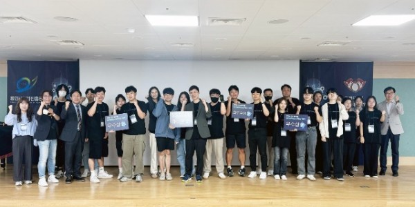 (사진) 해커톤 수상자와 참가자들이 기념촬영을 하고 있다.jpg
