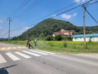 5-1. 용인특례시는 추석 명절을 앞두고 시민과 귀성객에게 안전하고 쾌적한 환경을 제공하기 위해 시 곳곳 도로 제초작업에 나섰다..jpg