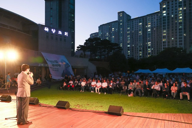 9-1. 이상일 용인특례시장은 7일 저녁 수지구 동천동 목양교회 잔디마당에서 열린 ‘제7회 머내마을 영화제’의 메인 행사인 야외영화축제 행사장을 찾아 축하의 뜻을 전했다..jpg