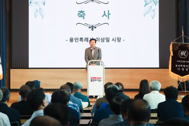 9-1. 이상일 용인특례시장이 10일 농촌지도자용인시연합회 한마음교육에서 인사말을 하고 있다.jpg