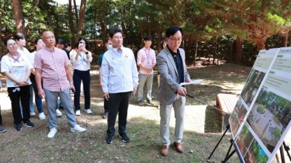 5-1. 이상일 용인특례시장이 4일 동백3동 맨발길를 찾아 조성 현황을 보고받고 있다.jpg