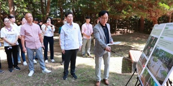 5-1. 이상일 용인특례시장이 4일 동백3동 맨발길를 찾아 조성 현황을 보고받고 있다.jpg