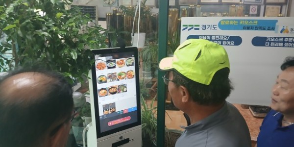 (사진자료2)말로+주문하는+키오스크.jpg