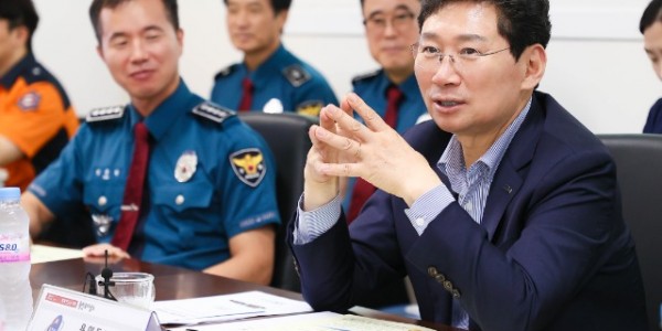 2-1. 이상일 용인특례시장이 5일 용인서부소방서에서 열린 _제6회 안전문화살롱_ 정기회의에서 의견을 말하고 있다..jpg