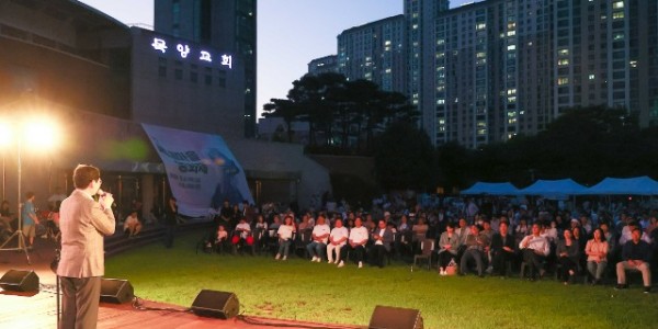 9-1. 이상일 용인특례시장은 7일 저녁 수지구 동천동 목양교회 잔디마당에서 열린 ‘제7회 머내마을 영화제’의 메인 행사인 야외영화축제 행사장을 찾아 축하의 뜻을 전했다..jpg