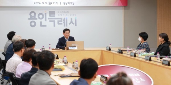 5-1. 이상일 용인특례시장이 9일 시청 영상회의실에서 열린 공동주택정책 제안홍보UP 서포터즈 위촉식에서 인사말을 하고 있다.JPG