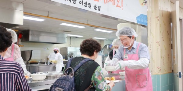 8-2. 이상일 용인특례시장이 10일 처인노인복지관을 찾아 추석맞이 배식봉사를 하고있다.jpg