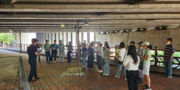 5-1. 기흥구 주민참여예산 지역회의 위원들이 지난 10일 독정교 하부를 찾아 환경개선사업의 타당성을 확인하고 있다.jpg