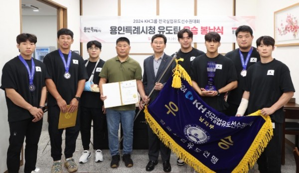 7. 이상일 용인특례시장이 11일 직장운동경기부 유도팀 봉납식에서 트로피를 전달받았다.jpg