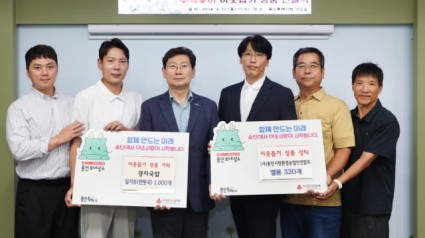 8. 이상일 용인특례시장이 12일 기탁식에 참석한 경자국밥과 (사)용인시친환경농업인연합회 관계자들과 기념촬영하고 있다.jpg