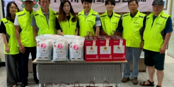 2-10. 처인구 동부동 지역사회보장협의체가 12일 저소득 홀로 어르신 20가구에 홍삼세트와 쌀을 전달했다.jpg