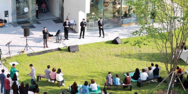 3-3. 이상일 용인특례시장이 추석 연휴 마지막 날 한 음악회를 찾아 성악가들과 깜짝 공연을 선보였다..jpg