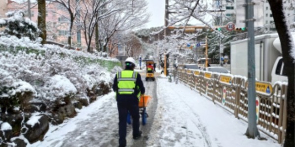 4. 용인특례시가 인도용 제설기를 이용해 보행로에 쌓인 눈을 치우고 있다.jpg