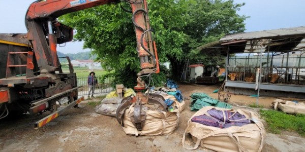 6-1. 한 축산농가에 쌓인 폐기자재를 수거하고 있는 모습.jpeg