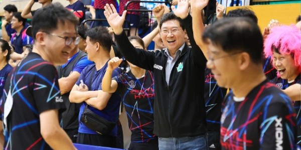 1-1. 이상일 용인특례시장이 9월 20일 열린 제22회 경기도 공무원 친선 체육대회 탁구 경기장에서 공직자들을 응원하고 있는 모습..jpg