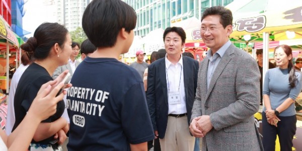 4-1. 이상일 용인특례시장은 22일 기흥구 영덕동 젊음의 광장에서 열린 ‘흥덕 어울림 한마당’ 행사 현장을 찾아 주민들과 만났다..jpg